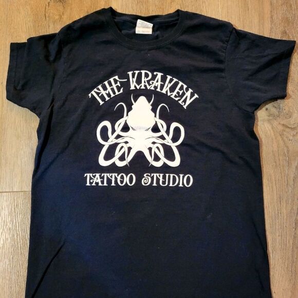 Gildan Tops - Women's size small black graphic tee tattoo the Kracken